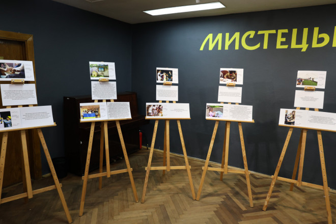 В Луцьку в бібліотеці імені Олени Пчілки презентували фотовиставку «Дотики підтримки»