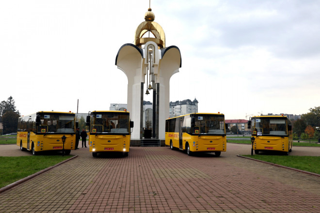 Ще кілька волинських громад отримали шкільні автобуси
