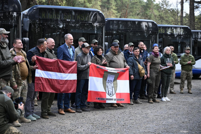 Латвійські волонтери передали транспорт для українських підрозділів