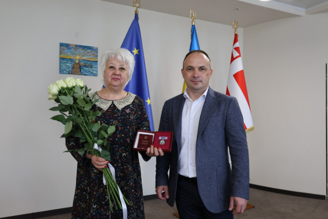 Роман Романюк вручив державну нагороду засновниці ГО «Крила Матері»