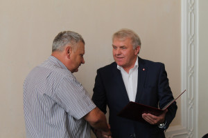 З заслуженими артистами, квітами та словами вдячності: як в обласній державній адміністрації вітали будівельників з професійним святом - Фото 1