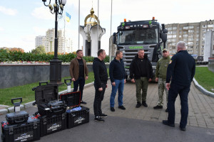 Дві вантажівки, квадрокоптер та три портативні водоочисні станції – на потреби військових - Фото 1