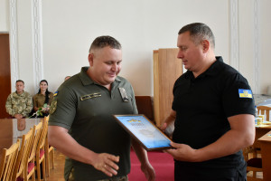 Начальник ОВА вручив відзнаки військовослужбовцям та силовикам - Фото 1