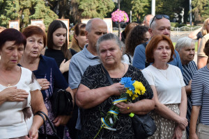 Панахида та погашення марки: у Луцьку вшанували пам’ять захисників України - Фото 1